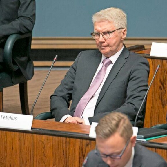 Leikkaukseen! Kansanedustaja Pirkka-Pekka Petelius joutui sairauslomalle! Pirkka-Pekka Petelius eduskunnassa.