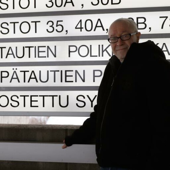 Jännittynyt Enzo Pulkkinen odotti vuoroaan röntgenkuvaukseen torstaina 5.3. Oulun yliopistollisessa keskussairaalassa. Jännittynyt Enzo Pulkkinen odotti vuoroaan röntgen- kuvaukseen torstaina 5.3. Oulun yliopistollisessa keskussairaalassa.