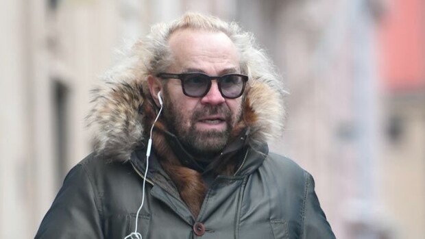 Kohuohjaajan piuhat pahasti solmussa! Jussi Parviainen kohtasi ärsyttävän ongelman kadulla – paparazzikuvat! Jussi Parviaisen piuhat menivät solmuun.