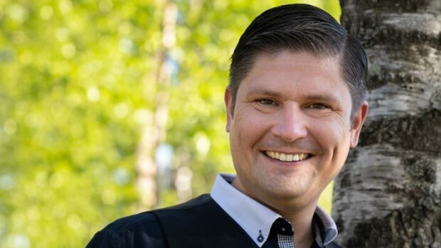 Somen julmuus mietityttää! Tangosuosikki Leif Lindeman kannustaa tytärtään laulajan uralle! Leif Lindeman on entinen lapsitähti.