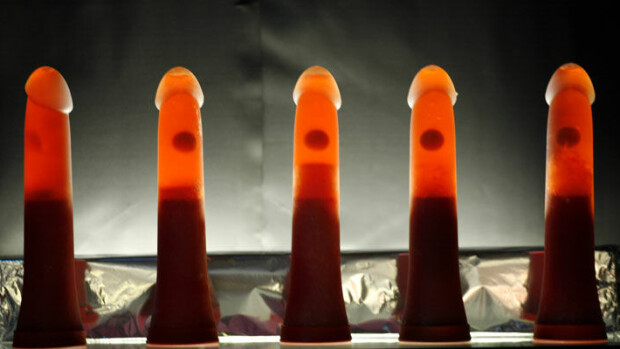 Hupsista! Tämä blodi hottis unohti massiivisen tekoveitikan seinään sojottamaan ja kutsui putkimiehen: Kuolen häpeään! dildo