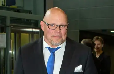 Harkittuja ostopäätöksiä! Kansanedustaja Ano Turtiaisen kansanomainen olemus herätti huomiota kaupassa – kuva!