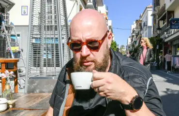 Kirjailija Juha Vuorisen kommentit vessapaperin hamstraukseen: Peskää p*rseenne! Jakoi samalla hauskan videon aiheesta!