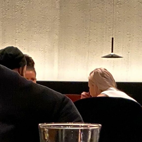 Vaimo maksoi! Jere ja Nanna Karalahti hätkähtivät 700 euron ravintolalaskua! Jere ja Nanna ravintolassa.