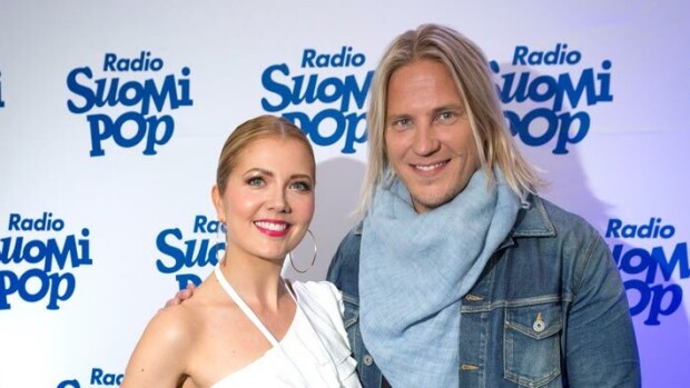 Suhde?! Juontajat Sami Kuronen ja Jenni Alexandrova yhteisellä lomalla – kuva lentokentältä! Sami Kuronen ja Jenni Alexandrova yhteisellä lomalla.