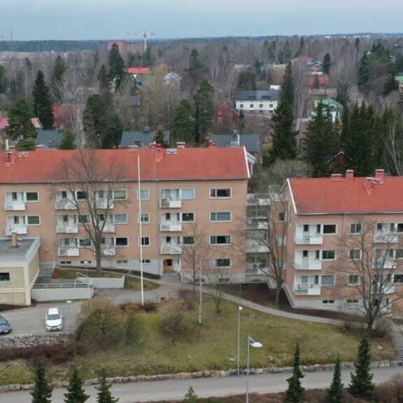 Elli muutti pari vuotta sitten Helsingin Käpylään yli 80 neliön ateljee-asuntoon. Elli muutti pari vuotta sitten Helsingin Käpylään yli 80 neliön ateljee-asuntoon.