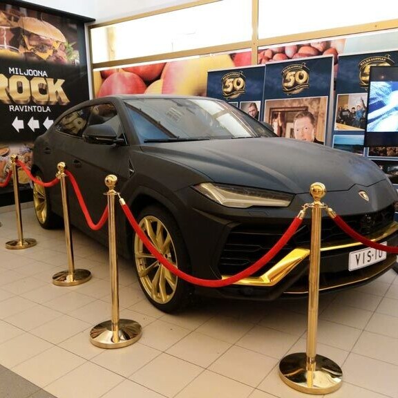 Lambo seisoo kauppakeskuksessa pölyttymässä. Lambo seisoo kauppakeskuksessa pölyttymässä.