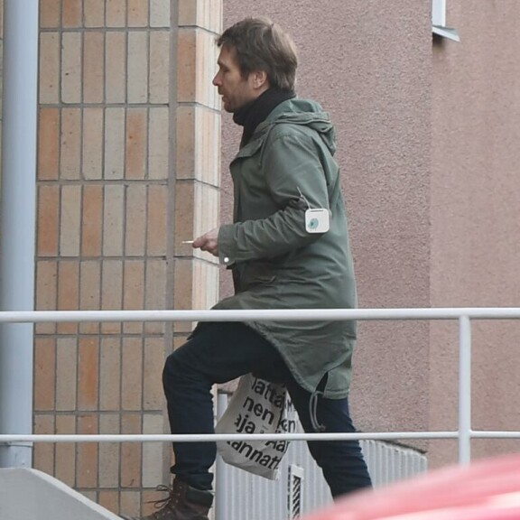 Paparazzi nappasi Samista kuvan, kun tämä menee Ellin asunnolle omilla avaimillaan. Parin kerrotaan viettävän säännöllisesti öitään yhdessä. Paparazzi nappasi Samista kuvan, kun tämä menee Ellin asunnolle omilla avaimillaan. Parin kerrotaan viettävän säännöllisesti öitään yhdessä.