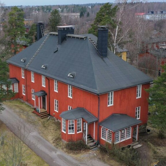 Sami asuu idyllisessä puutalossa reilun kilometrin päässä Ellistä. Sami asuu idyllisessä puutalossa reilun kilometrin päässä Ellistä.