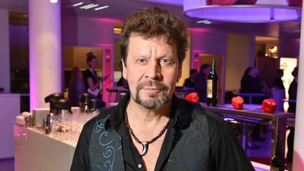 Missä roudarit?! Pate Mustajärvi kantoi itse kamansa keikkapaikalle – kuva! Pate Mustajärvi roudasi itse.