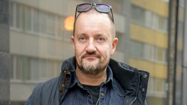 Elokuvaohjaaja Olli Saarelan raha-asiat solmussa: häädettiin asunnostaan! Olli Saarela häädettiin asunnostaan.