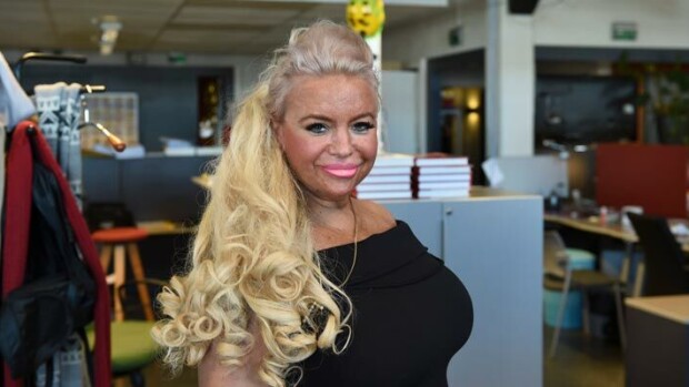 Lipitti viiniä! Johanna Tukiainen istui yksin baarissa – kuva! Johanna Tukiainen joi viiniä.