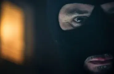 Batman ilman siipiä? Naamioitu sankari pelastaa naisia Lontoossa: "Hänet tunnetaan Guardianina"
