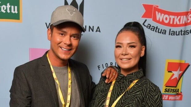 Tosi-tv-tähdet Niko Saarinen ja Jenna Mäkikyrö: Muutimme yhteen! Niko Saarinen ja Jenna Mäkikyrö ovat kämppiksiä.