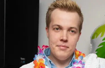 Temptation Island Suomessa tyttöystäväänsä Tiaa ensi tilaisuuden tullen pettänyt Janne juhli Lappeenrannan yössä - jutustelua mysteeriblondin kanssa!