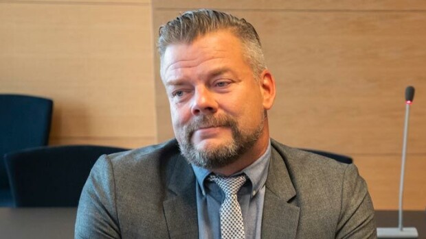 Asunto virtsan ja ulosteiden peitossa! Jari Sillanpään seksihierojan kotoa löytyi eläimiä järkyttävissä oloissa! Jari Sillanpään hieroja sai tuomion eläinsuojelurikoksesta.