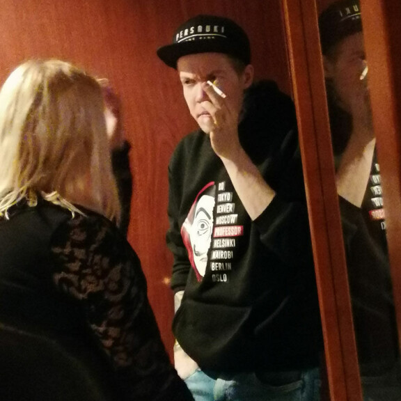 Tis-Janne kuunteli keskittyneesti naisen juttuja. Tis-Janne lappeenranta 02