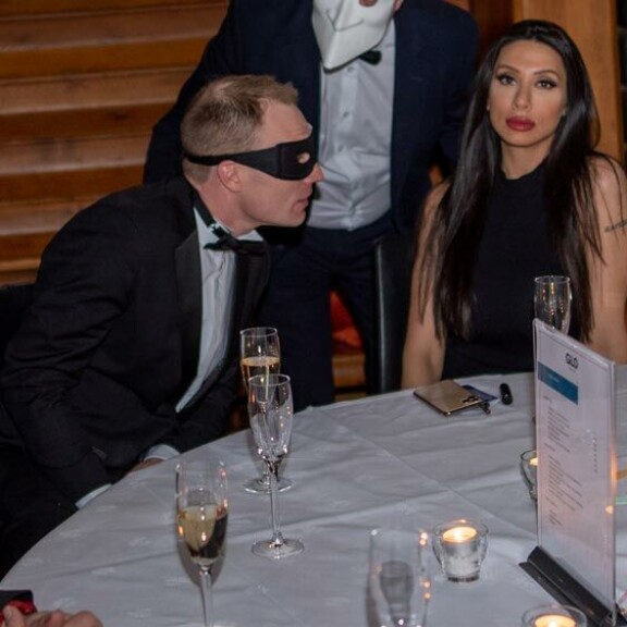 Jari-Matti Latvala juhli naamiobileissä tumman kaunottaren Asal Barghin kanssa. Jari-Matti Latvala juhli naamiobileissä tumman kaunottaren Asal Barghin kanssa.