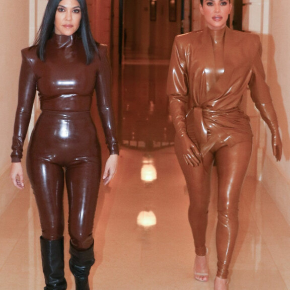Pinkeää nahkaa ja pinkkiä lateksia! Lasten kanssa liikkeellä olleet Kardashianit hämmästyttivät Pariisissa asuvalinnoillaan - kuvat! kourtney ja kim kardashian