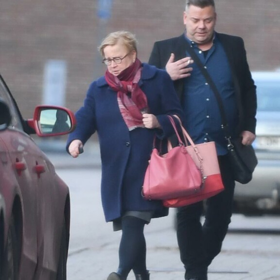 Istunnon jälkeen asianajaja Riitta Leppiniemi tarjosi Jarille kyydin Audillaan Helsingin keskustaan. Istunnon jälkeen asianajaja Riitta Leppiniemi tarjosi Jarille kyydin Audillaan Helsingin keskustaan.