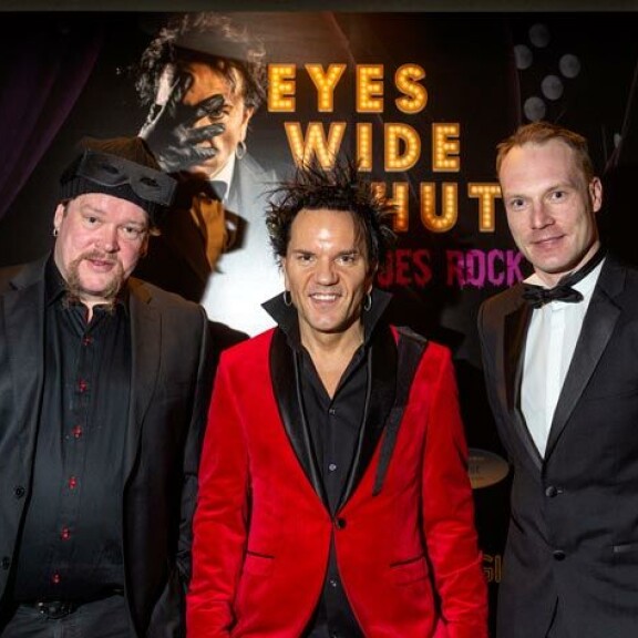Ville Haapasalo, Jussi 69 ja Jari-Matti Latvala olivat Eyes Wide Shut -ökybileiden isännät. Ville Haapasalo, Jussi 69 ja Jari-Matti Latvala olivat Eyes Wide Shut -ökybileiden isännät.