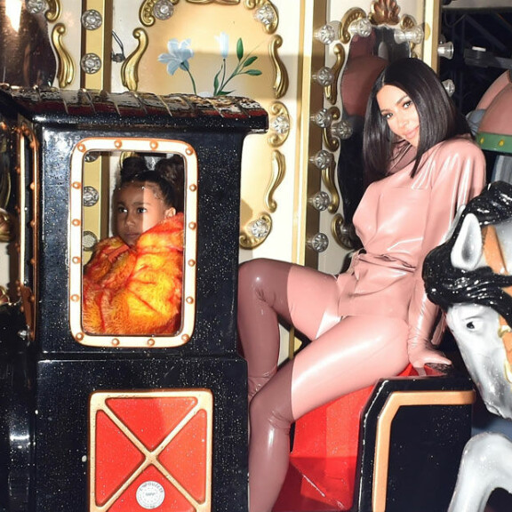Pinkeää nahkaa ja pinkkiä lateksia! Lasten kanssa liikkeellä olleet Kardashianit hämmästyttivät Pariisissa asuvalinnoillaan - kuvat! kardashianit
