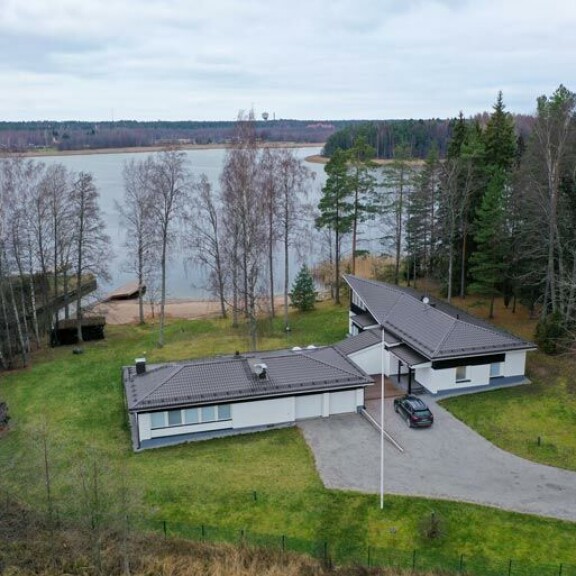 Huoneita on kahdeksan. Rantaviivaa tontilla on 60 metriä. Huoneita on kahdeksan. Rantaviivaa tontilla on 60 metriä.