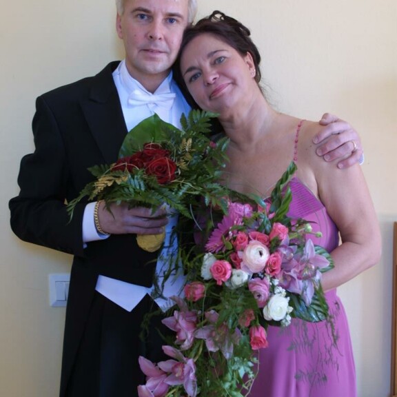 Jarmo Tapola saattoi yhteen siskonsa Mervin ja Matti Nykäsen. Jarmo Tapola saattoi yhteen siskonsa Mervin ja Matti Nykäsen.