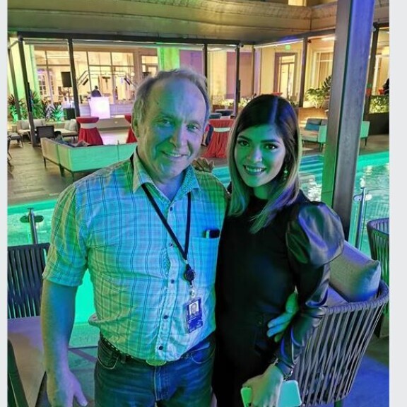Voiko olla totta!? Teuvo Hakkarainen kihlasi nuoren latinokaunottaren Hondurasissa - kuva leviää somessa! Teuvo!