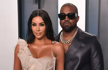 Terveisiä Pariisista! Kim Kardashian keikistelee stringibikineissä, Kanye ahmii roskaruokaa sovituskopissa – kuvat!