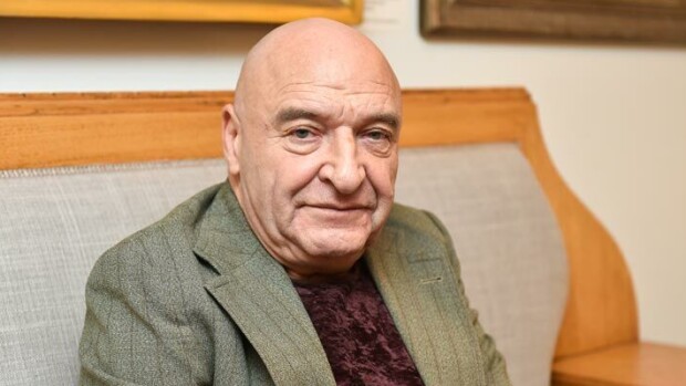 Kuva! Rocklegenda Remu Aaltonen puhui rahasta ja piiloutui katseilta! Remu Aaltonen piiloutui katseilta.