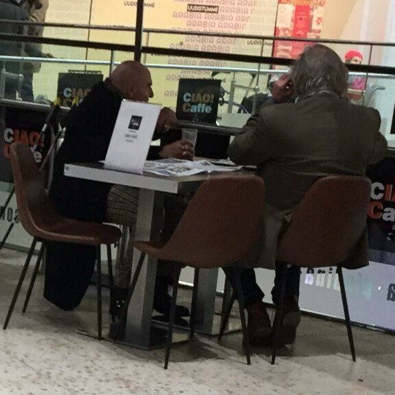 Kuva! Rocklegenda Remu Aaltonen puhui rahasta ja piiloutui katseilta! Remu Aaltonen liiketapaamisella.