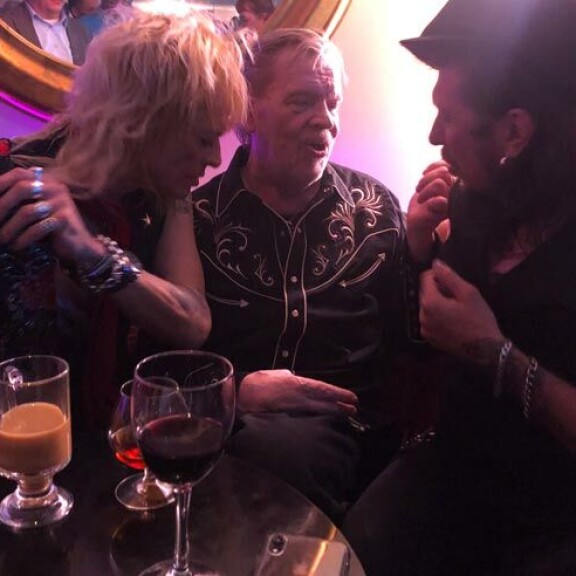 Kuva! Vesa-Matti Loiri viihtyi Hanoi Rocks -muusikoiden seurassa! Michael Monroe, Vesa-Matti Loiri ja Sam Yaffa.