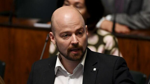 Paljastiko Mikko Kärnän uudenvuoden sekoilu salasuhteen?! Näin kohukansanedustaja vastaa tatuointikohuun! Mikko Kärnä vastaa tatuointisekoiluun.