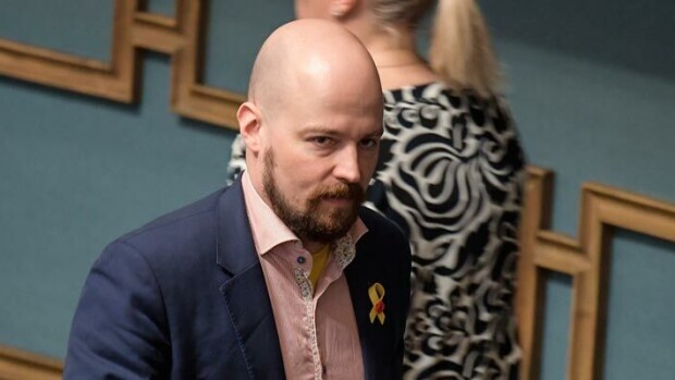 Kansanedustaja aneli naiselta nakukuvia?! Seksiviestikohun keskelle joutunut Mikko Kärnä vastaa kohuun! Mikko Kärnä vastaa kohuun.
