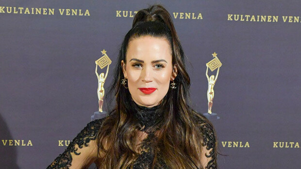 Martina Aitolehti pääsi supertähden kainaloon - Lewis Hamilton huomautti yhdestä asiasta kuvaustuokion aikana! Martina Aitolehti