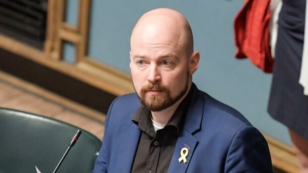 Kohukansanedustajalta härskejä viestejä: Mikko Kärnä piinasi naista peniskuvillaan! Mikko Kärnä joutui seksiviestikohun keskelle.