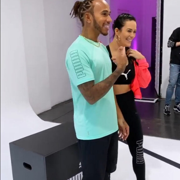 Martina Aitolehti pääsi supertähden kainaloon - Lewis Hamilton huomautti yhdestä asiasta kuvaustuokion aikana! Martina Aitolehti ja Lewis Hamilton