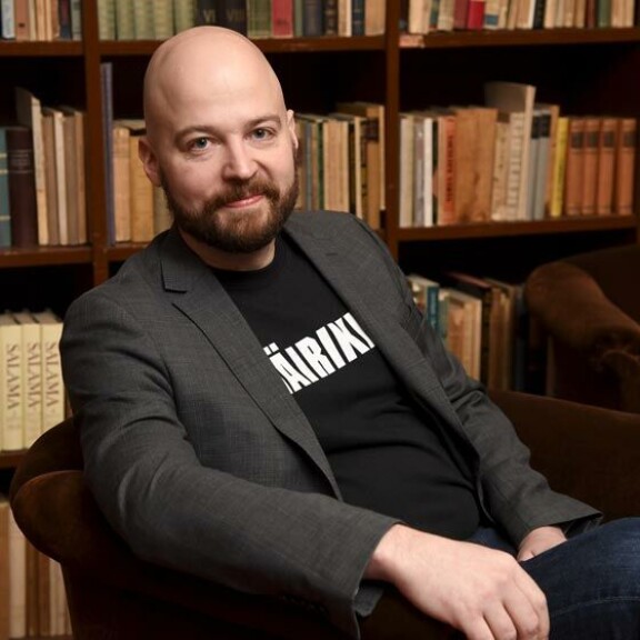 Kohukansanedustaja Mikko Kärnä väitti aluksi Seiskalle, ettei ole ollut suhteessa vieraan naisen kanssa, saati lähettänyt tälle viestejä. Sitten hän siirtyi en kommentoi -linjalle. Kohukansanedustaja Mikko Kärnä väitti aluksi Seiskalle, ettei ole ollut suhteessa vieraan naisen kanssa, saati lähettänyt tälle viestejä. Sitten hän siirtyi en kommentoi -linjalle.