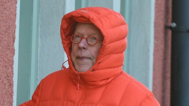 Kuvat! Vauhdikas lenkkeilijä Ristomatti Ratia, 78, jättää nuoremmat varjoonsa – suunnittelijalegenda oli hukkua toppatakkinsa sisään! Ristomatti Ratia on ahkera lenkkeilijä.
