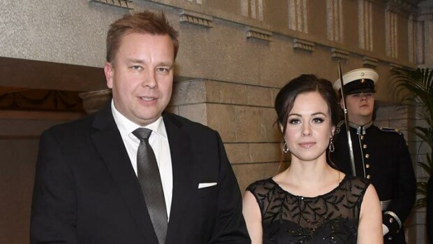 Puolustusministeri Antti Kaikkoselle kesävauva kiinaa puhuvan uraohjuksen kanssa – sijaislapset jäivät ex-rakkaalle! Antti Kaikkonen ja Jannika Ranta saavat perheenlisäystä.