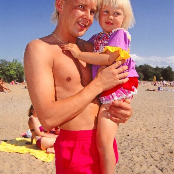 Eveliina oli 2-vuotias, kun Matin ja hänen äitinsä Pia Mäntykankaan avioliitto hajosi 1991. Kuva on vuodelta 1993. Eveliina oli 2-vuotias, kun Matin ja hänen äitinsä Pia Mäntykankaan avioliitto hajosi 1991. Kuva on vuodelta 1993.