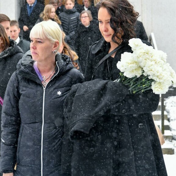 Eveliina saattoi isänsä itkien hautaan maaliskuun alussa 2019 Jyväskylässä. Vierellä Matin leski Pia Nykänen. Eveliina saattoi isänsä itkien hautaan maaliskuun alussa 2019 Jyväskylässä. Vierellä Matin leski Pia Nykänen.
