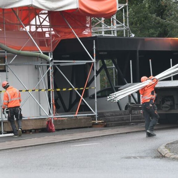 Talolla oli kova meteli, kun remppamiehet huputtivat lukaalia. Talolla oli kova meteli, kun remppamiehet huputtivat lukaalia.
