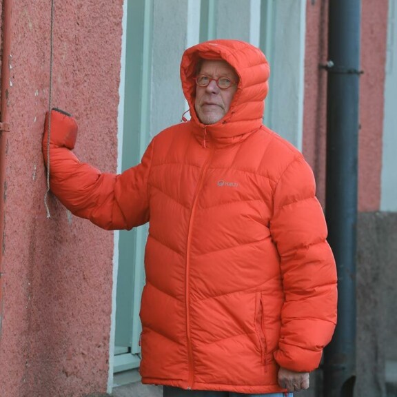 Välillä Ristomatti otti tukea seinästä. Hän lähes hukkui muhkeaan toppatakkiinsa! Välillä Ristomatti otti tukea seinästä. Hän lähes hukkui muhkeaan toppatakkiinsa!
