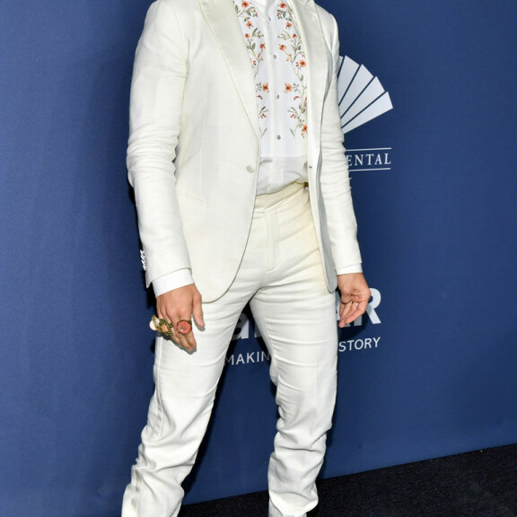 Dj Diplo juhli vaaleassa cowboy-asussa. DJ Diplo vuoden 2020 amfAR-gaalassa.