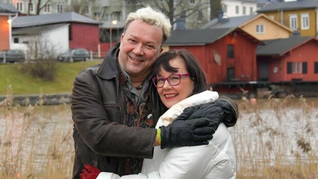 Seitsemän lasta! Suomen tunnetuimman taikurin Simo Aallon ja Kirsti-vaimon uskomaton rakkaustarina: Aids yhdisti meidät! Simo Aalto ja Kirsti-vaimo kertovat rakkaustarinansa.