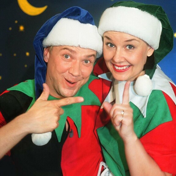 Taikuripariskunta Simo ja Kirsti tulivat televisiosta tutuiksi koko kansalle. Kuva on TV2:n Veturi-ohjelmasta vuodelta 2002. Taikuripariskunta Simo ja Kirsti tulivat televisiosta tutuiksi koko kansalle. Kuva on TV2:n Veturi-ohjelmasta vuodelta 2002.