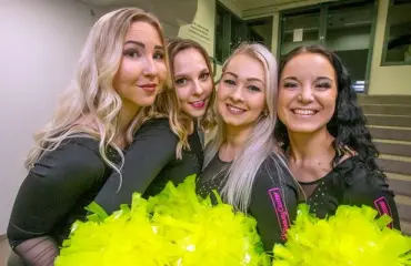 ”Nyt on pakko saaha vettä ja bannaania!” Tältä näyttää Oulun Kärppien cheerleadereiden pukukopissa – harvinainen kuva!