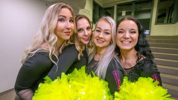 ”Nyt on pakko saaha vettä ja bannaania!” Tältä näyttää Oulun Kärppien cheerleadereiden pukukopissa – harvinainen kuva! Baby Beast